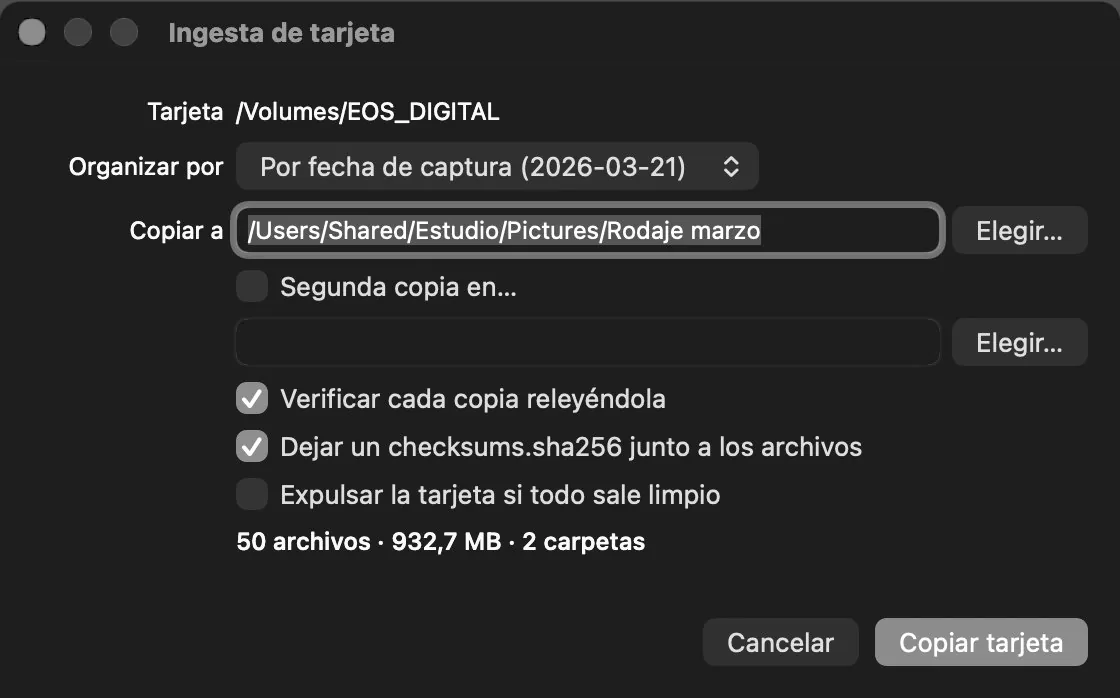 El diálogo de ingesta: la tarjeta /Volumes/EOS_DIGITAL, organizar por fecha de captura, el destino, las casillas de verificar releyendo, dejar checksums.sha256 y expulsar la tarjeta, y el resumen «50 archivos · 932,7 MB · 2 carpetas».