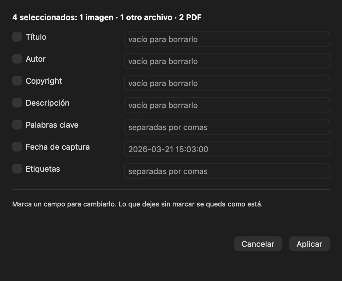Editor de metadatos con cuatro archivos de tipos distintos seleccionados: campos de título, autor, copyright, descripción, palabras clave, fecha y etiquetas, cada uno con su casilla, y el aviso de que lo que se deje sin marcar se queda como está.