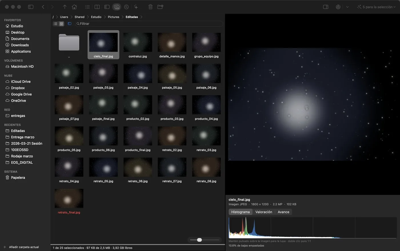 Modo Revisión: rejilla de fotografías a la izquierda y, a la derecha, una nebulosa a tamaño grande con su nombre, formato, dimensiones y peso, y debajo el histograma RGB con la lectura de recorte.